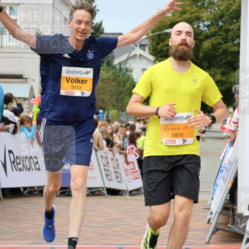31.08.2025 - 21. Blankeneser Heldenlauf Strokosch-Dieckow http://msf.ph/oto/8695425 31.08.2025 12:31:41 Ziel 5870, 5012, 5190 meine-sportfotos.de