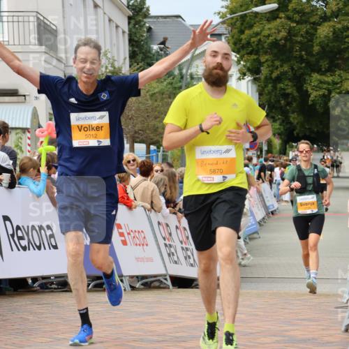 31.08.2025 - 21. Blankeneser Heldenlauf Strokosch-Dieckow http://msf.ph/oto/8695431 31.08.2025 12:31:40 Ziel 5870, 5012, 5190 meine-sportfotos.de
