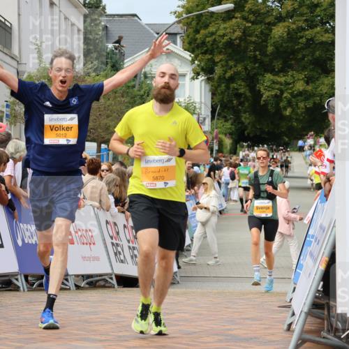 31.08.2025 - 21. Blankeneser Heldenlauf Strokosch-Dieckow http://msf.ph/oto/8695443 31.08.2025 12:31:40 Ziel 5870, 5012, 5190 meine-sportfotos.de