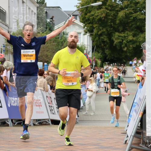 31.08.2025 - 21. Blankeneser Heldenlauf Strokosch-Dieckow http://msf.ph/oto/8695445 31.08.2025 12:31:40 Ziel 5870, 5012, 5190 meine-sportfotos.de
