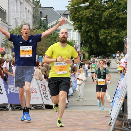 31.08.2025 - 21. Blankeneser Heldenlauf Strokosch-Dieckow http://msf.ph/oto/8695447 31.08.2025 12:31:40 Ziel 5870, 5012, 5190 meine-sportfotos.de