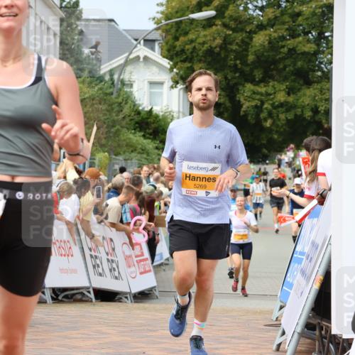 31.08.2025 - 21. Blankeneser Heldenlauf Strokosch-Dieckow http://msf.ph/oto/8695544 31.08.2025 12:31:04 Ziel 5160, 5329, 5269 meine-sportfotos.de