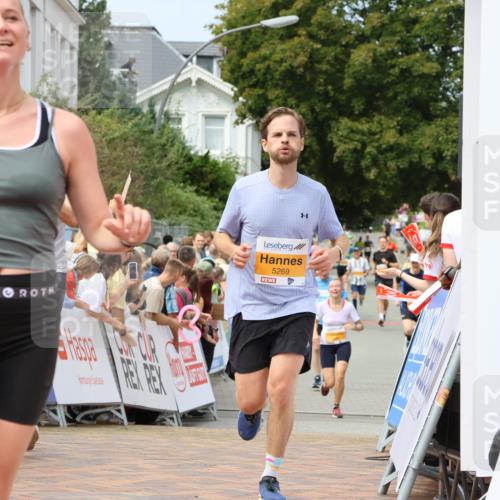 31.08.2025 - 21. Blankeneser Heldenlauf Strokosch-Dieckow http://msf.ph/oto/8695546 31.08.2025 12:31:04 Ziel 5160, 5329, 5269 meine-sportfotos.de