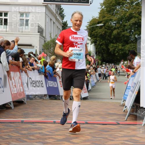 31.08.2025 - 21. Blankeneser Heldenlauf Strokosch-Dieckow http://msf.ph/oto/8695556 31.08.2025 12:25:49 Ziel 5150, 4158, 4331 meine-sportfotos.de