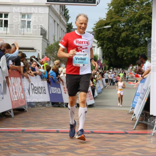 31.08.2025 - 21. Blankeneser Heldenlauf Strokosch-Dieckow http://msf.ph/oto/8695558 31.08.2025 12:25:49 Ziel 5150, 4158, 4331 meine-sportfotos.de