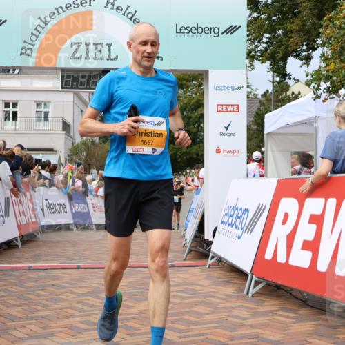 31.08.2025 - 21. Blankeneser Heldenlauf Strokosch-Dieckow http://msf.ph/oto/8695686 31.08.2025 12:30:12 Ziel 5657, 5463, 5470, 4127 meine-sportfotos.de