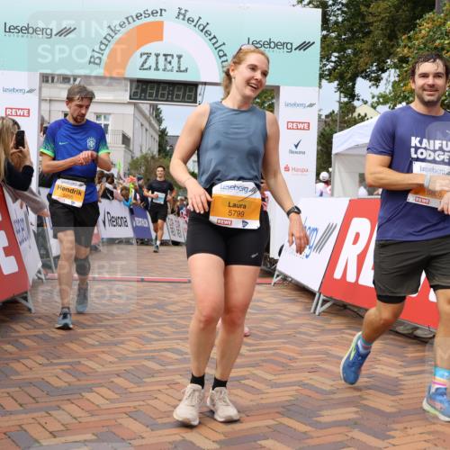 31.08.2025 - 21. Blankeneser Heldenlauf Strokosch-Dieckow http://msf.ph/oto/8695702 31.08.2025 12:30:04 Ziel 5081, 5094, 5800, 5799, 5463, 5470, 4127 meine-sportfotos.de