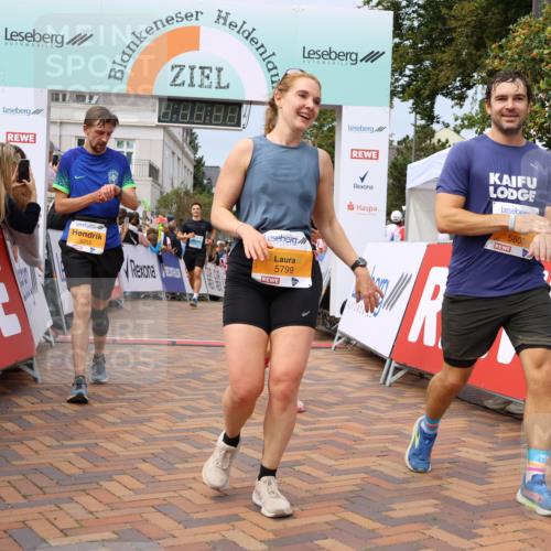 31.08.2025 - 21. Blankeneser Heldenlauf Strokosch-Dieckow http://msf.ph/oto/8695704 31.08.2025 12:30:04 Ziel 5081, 5094, 5800, 5799, 5463, 5470, 4127 meine-sportfotos.de