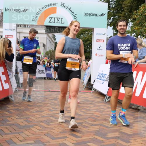 31.08.2025 - 21. Blankeneser Heldenlauf Strokosch-Dieckow http://msf.ph/oto/8695712 31.08.2025 12:30:04 Ziel 5081, 5094, 5800, 5799, 5463, 5470, 4127 meine-sportfotos.de