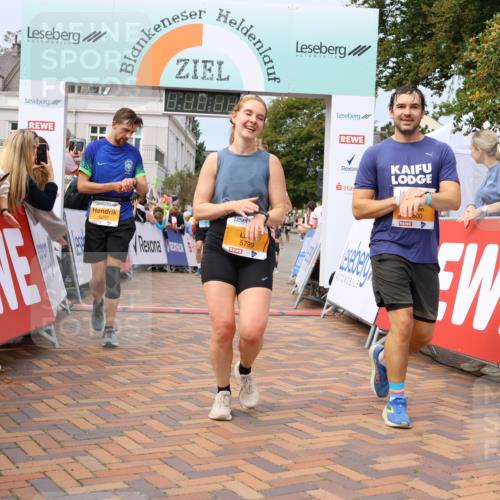 31.08.2025 - 21. Blankeneser Heldenlauf Strokosch-Dieckow http://msf.ph/oto/8695716 31.08.2025 12:30:04 Ziel 5081, 5094, 5800, 5799, 5463, 5470, 4127 meine-sportfotos.de