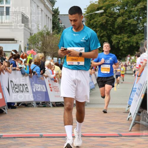 31.08.2025 - 21. Blankeneser Heldenlauf Strokosch-Dieckow http://msf.ph/oto/8695738 31.08.2025 12:24:55 Ziel 5216, 5440, 5745 meine-sportfotos.de