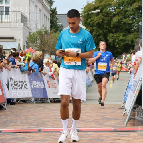 31.08.2025 - 21. Blankeneser Heldenlauf Strokosch-Dieckow http://msf.ph/oto/8695740 31.08.2025 12:24:55 Ziel 5216, 5440, 5745 meine-sportfotos.de