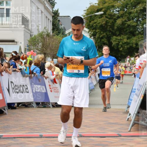31.08.2025 - 21. Blankeneser Heldenlauf Strokosch-Dieckow http://msf.ph/oto/8695742 31.08.2025 12:24:55 Ziel 5216, 5440, 5745 meine-sportfotos.de