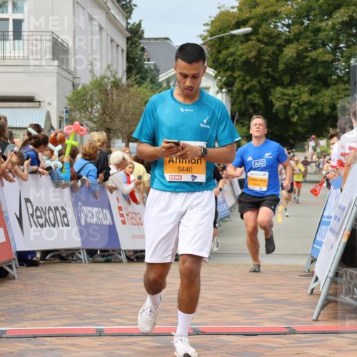 31.08.2025 - 21. Blankeneser Heldenlauf Strokosch-Dieckow http://msf.ph/oto/8695744 31.08.2025 12:24:55 Ziel 5216, 5440, 5745 meine-sportfotos.de