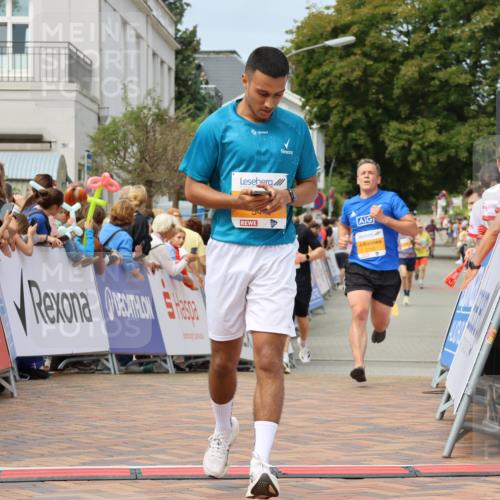 31.08.2025 - 21. Blankeneser Heldenlauf Strokosch-Dieckow http://msf.ph/oto/8695748 31.08.2025 12:24:55 Ziel 5216, 5440, 5745 meine-sportfotos.de