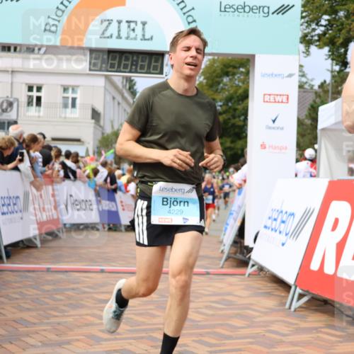 31.08.2025 - 21. Blankeneser Heldenlauf Strokosch-Dieckow http://msf.ph/oto/8695776 31.08.2025 12:29:51 Ziel 5786, 5776, 4229, 4010, 4250, 4165 meine-sportfotos.de