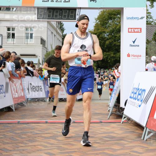 31.08.2025 - 21. Blankeneser Heldenlauf Strokosch-Dieckow http://msf.ph/oto/8695799 31.08.2025 12:29:49 Ziel 5786, 4015, 4229, 4010 meine-sportfotos.de