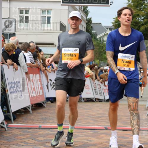 31.08.2025 - 21. Blankeneser Heldenlauf Strokosch-Dieckow http://msf.ph/oto/8695808 31.08.2025 12:24:40 Ziel 5526, 5429, 5456, 4246 meine-sportfotos.de