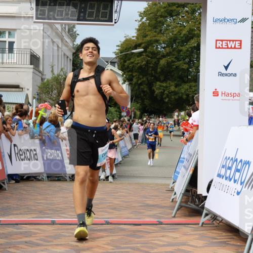 31.08.2025 - 21. Blankeneser Heldenlauf Strokosch-Dieckow http://msf.ph/oto/8695870 31.08.2025 12:24:29 Ziel 5456, 4235, 4071 meine-sportfotos.de