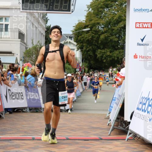 31.08.2025 - 21. Blankeneser Heldenlauf Strokosch-Dieckow http://msf.ph/oto/8695874 31.08.2025 12:24:29 Ziel 5456, 4235, 4071 meine-sportfotos.de