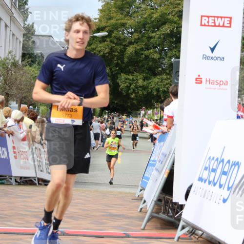 31.08.2025 - 21. Blankeneser Heldenlauf Strokosch-Dieckow http://msf.ph/oto/8695920 31.08.2025 12:24:13 Ziel 5398, 5239, 5773, 4420 meine-sportfotos.de