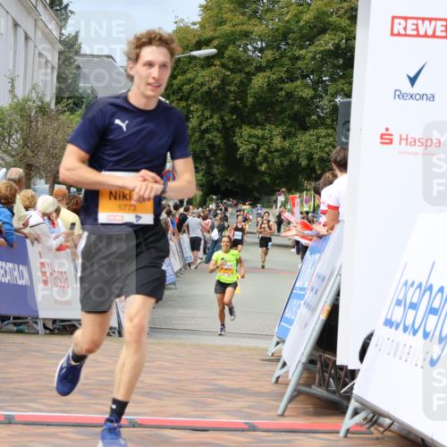 31.08.2025 - 21. Blankeneser Heldenlauf Strokosch-Dieckow http://msf.ph/oto/8695924 31.08.2025 12:24:13 Ziel 5398, 5239, 5773, 4420 meine-sportfotos.de
