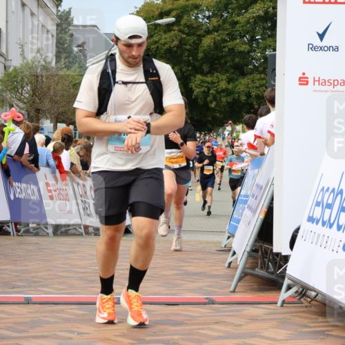 31.08.2025 - 21. Blankeneser Heldenlauf Strokosch-Dieckow http://msf.ph/oto/8695940 31.08.2025 12:29:11 Ziel 5238, 5460, 4106 meine-sportfotos.de