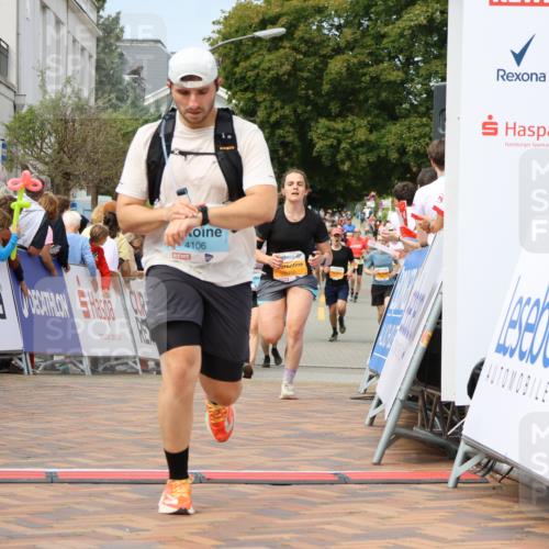 31.08.2025 - 21. Blankeneser Heldenlauf Strokosch-Dieckow http://msf.ph/oto/8695943 31.08.2025 12:29:11 Ziel 5238, 5460, 4106 meine-sportfotos.de