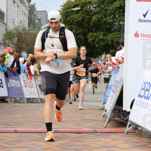 31.08.2025 - 21. Blankeneser Heldenlauf Strokosch-Dieckow http://msf.ph/oto/8695945 31.08.2025 12:29:11 Ziel 5238, 5460, 4106 meine-sportfotos.de