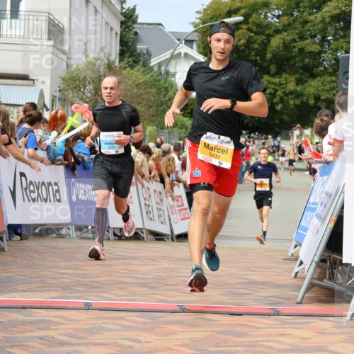 31.08.2025 - 21. Blankeneser Heldenlauf Strokosch-Dieckow http://msf.ph/oto/8695946 31.08.2025 12:24:08 Ziel 5811, 5239, 5773, 4420 meine-sportfotos.de