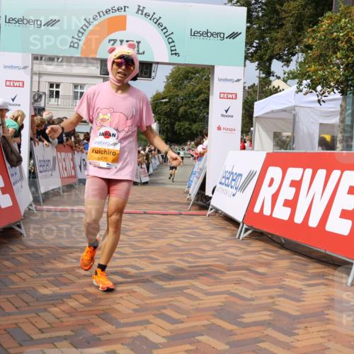 31.08.2025 - 21. Blankeneser Heldenlauf Strokosch-Dieckow http://msf.ph/oto/8696015 31.08.2025 12:23:49 Ziel 5367, 5366, 5420, 4097 meine-sportfotos.de