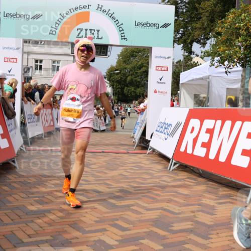 31.08.2025 - 21. Blankeneser Heldenlauf Strokosch-Dieckow http://msf.ph/oto/8696020 31.08.2025 12:23:49 Ziel 5367, 5366, 5420, 4097 meine-sportfotos.de