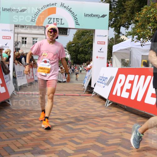 31.08.2025 - 21. Blankeneser Heldenlauf Strokosch-Dieckow http://msf.ph/oto/8696022 31.08.2025 12:23:49 Ziel 5367, 5366, 5420, 4097 meine-sportfotos.de
