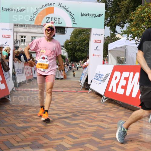 31.08.2025 - 21. Blankeneser Heldenlauf Strokosch-Dieckow http://msf.ph/oto/8696024 31.08.2025 12:23:49 Ziel 5367, 5366, 5420, 4097 meine-sportfotos.de