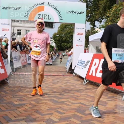 31.08.2025 - 21. Blankeneser Heldenlauf Strokosch-Dieckow http://msf.ph/oto/8696029 31.08.2025 12:23:49 Ziel 5367, 5366, 5420, 4097 meine-sportfotos.de