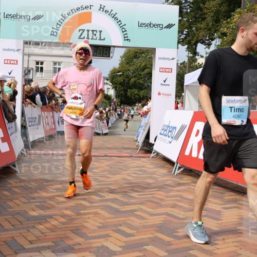 31.08.2025 - 21. Blankeneser Heldenlauf Strokosch-Dieckow http://msf.ph/oto/8696031 31.08.2025 12:23:49 Ziel 5367, 5366, 5420, 4097 meine-sportfotos.de
