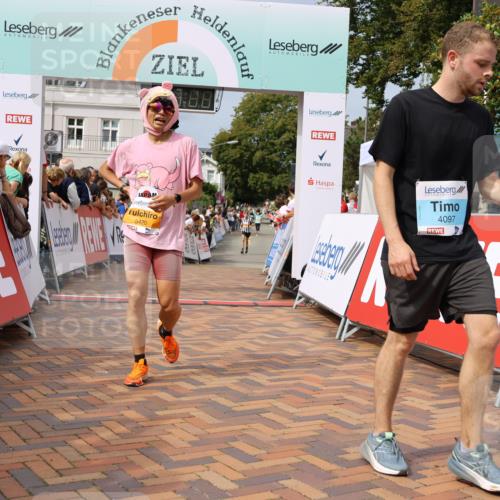 31.08.2025 - 21. Blankeneser Heldenlauf Strokosch-Dieckow http://msf.ph/oto/8696033 31.08.2025 12:23:49 Ziel 5367, 5366, 5420, 4097 meine-sportfotos.de