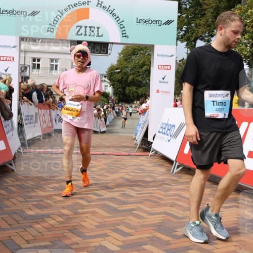 31.08.2025 - 21. Blankeneser Heldenlauf Strokosch-Dieckow http://msf.ph/oto/8696035 31.08.2025 12:23:49 Ziel 5367, 5366, 5420, 4097 meine-sportfotos.de