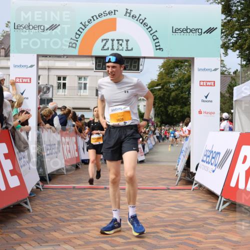 31.08.2025 - 21. Blankeneser Heldenlauf Strokosch-Dieckow http://msf.ph/oto/8696279 31.08.2025 12:22:45 Ziel 5521, 5471, 5828 meine-sportfotos.de