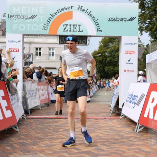 31.08.2025 - 21. Blankeneser Heldenlauf Strokosch-Dieckow http://msf.ph/oto/8696281 31.08.2025 12:22:45 Ziel 5521, 5471, 5828 meine-sportfotos.de