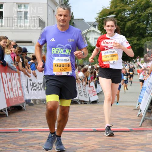 31.08.2025 - 21. Blankeneser Heldenlauf Strokosch-Dieckow http://msf.ph/oto/8696346 31.08.2025 12:22:24 Ziel 5624, 5207, 4056, 4178 meine-sportfotos.de