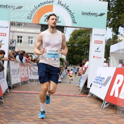 31.08.2025 - 21. Blankeneser Heldenlauf Strokosch-Dieckow http://msf.ph/oto/8696372 31.08.2025 12:22:19 Ziel 5624, 5207, 4178 meine-sportfotos.de