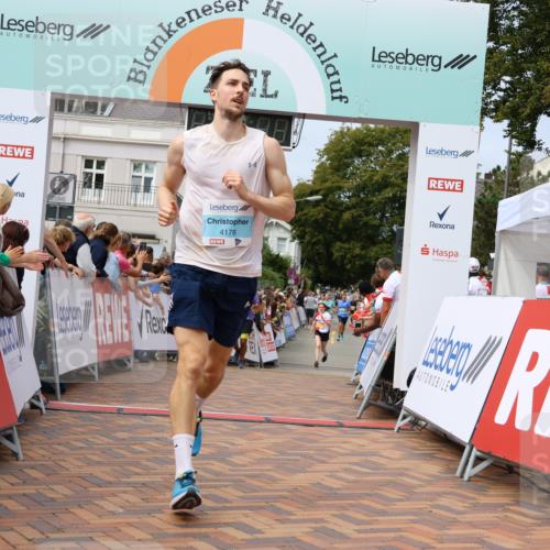 31.08.2025 - 21. Blankeneser Heldenlauf Strokosch-Dieckow http://msf.ph/oto/8696376 31.08.2025 12:22:19 Ziel 5624, 5207, 4178 meine-sportfotos.de
