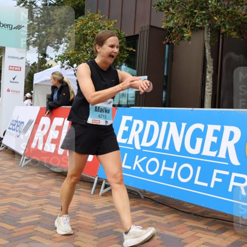 31.08.2025 - 21. Blankeneser Heldenlauf Strokosch-Dieckow http://msf.ph/oto/8696621 31.08.2025 12:21:13 Ziel 5277, 4242, 4215 meine-sportfotos.de