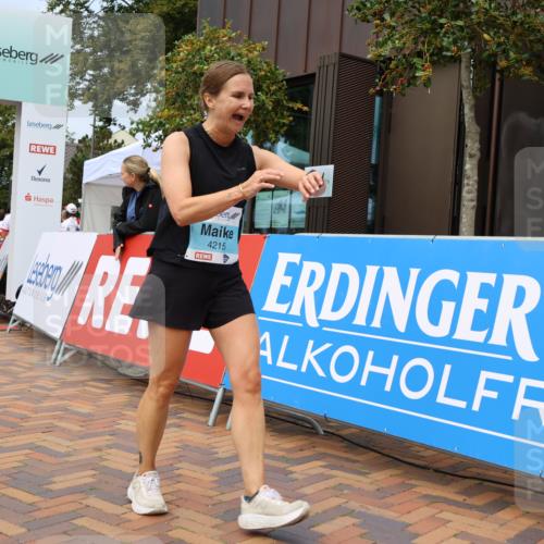 31.08.2025 - 21. Blankeneser Heldenlauf Strokosch-Dieckow http://msf.ph/oto/8696623 31.08.2025 12:21:13 Ziel 5277, 4242, 4215 meine-sportfotos.de