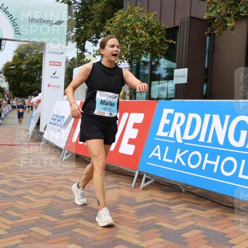 31.08.2025 - 21. Blankeneser Heldenlauf Strokosch-Dieckow http://msf.ph/oto/8696634 31.08.2025 12:21:13 Ziel 5277, 4242, 4215 meine-sportfotos.de