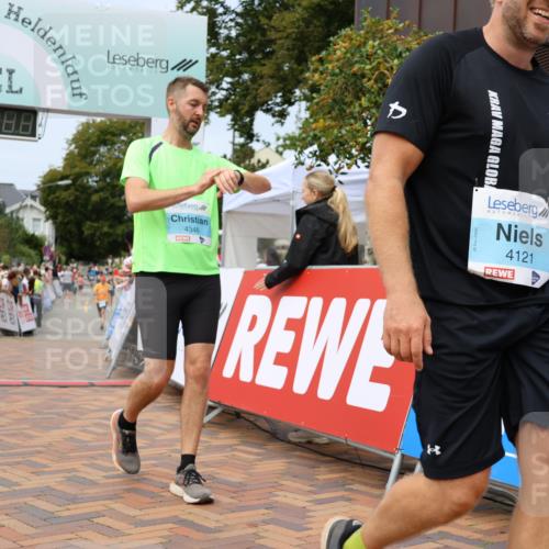 31.08.2025 - 21. Blankeneser Heldenlauf Strokosch-Dieckow http://msf.ph/oto/8696670 31.08.2025 12:21:01 Ziel 4063, 4346, 4121 meine-sportfotos.de