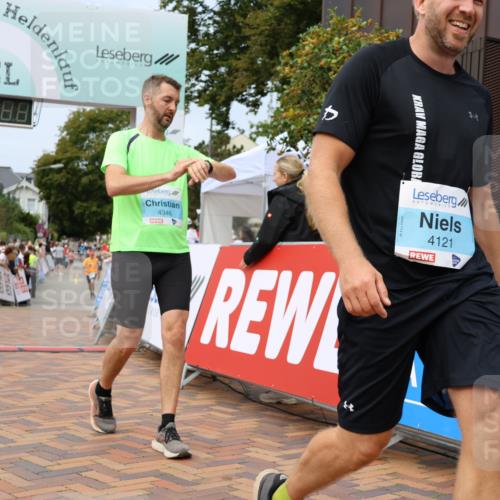 31.08.2025 - 21. Blankeneser Heldenlauf Strokosch-Dieckow http://msf.ph/oto/8696672 31.08.2025 12:21:01 Ziel 4063, 4346, 4121 meine-sportfotos.de