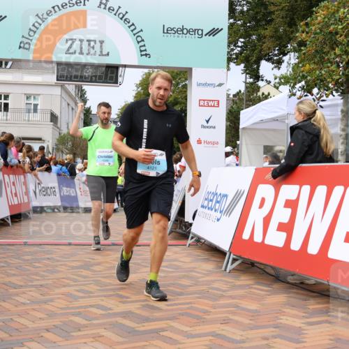 31.08.2025 - 21. Blankeneser Heldenlauf Strokosch-Dieckow http://msf.ph/oto/8696679 31.08.2025 12:20:59 Ziel 4063, 4346, 4121 meine-sportfotos.de