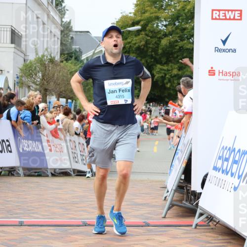 31.08.2025 - 21. Blankeneser Heldenlauf Strokosch-Dieckow http://msf.ph/oto/8697081 31.08.2025 12:19:14 Ziel 4335, 4315, 4277 meine-sportfotos.de